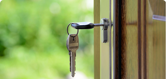 Clés sur une porte